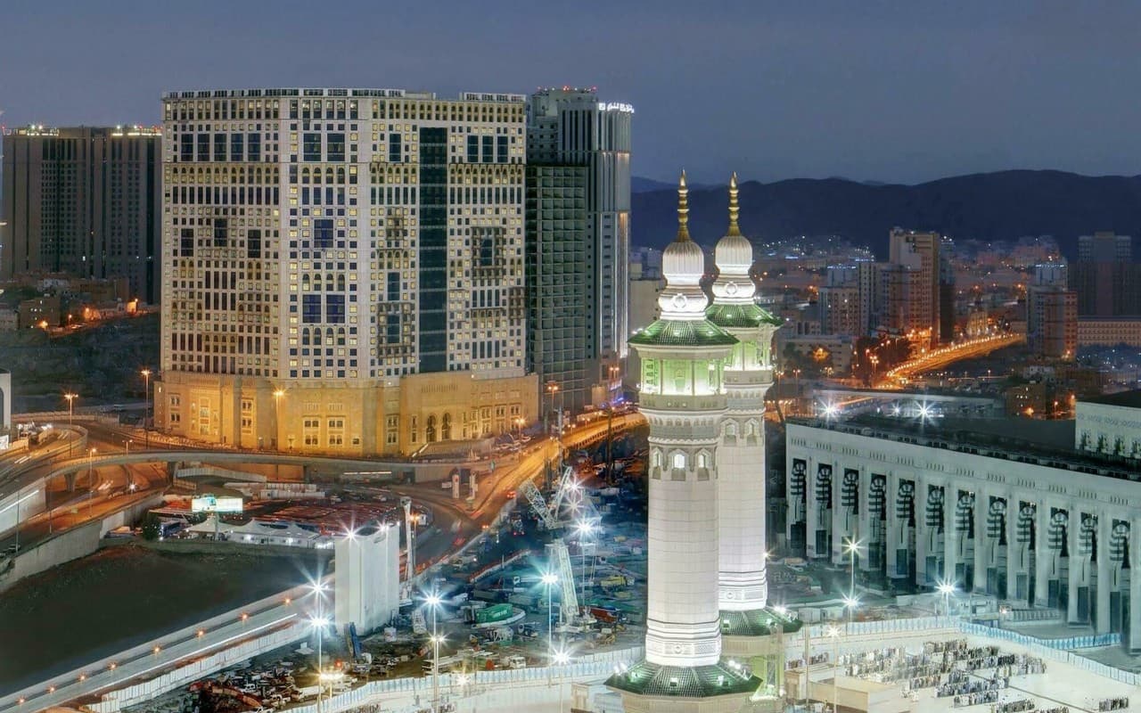 Anjum Hotel Makkah mit Minarett der Grossen Moschee bei Nacht